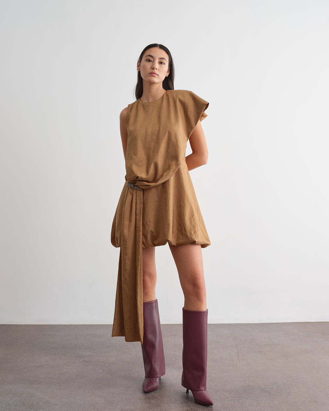 Драпированное короткое платье с драгоценностями