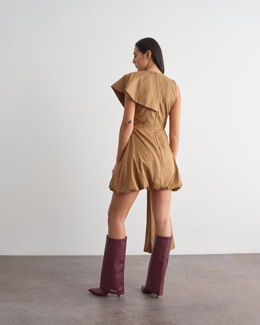 Драпированное короткое платье с драгоценностями